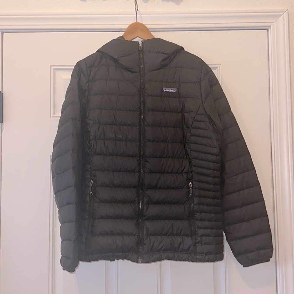 COPY - Patagonia puffy jacket in women’s Large. Excellent condition.